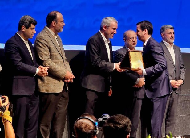  گواهی سپرده کالایی گندله چادرملو رونمایی شد/   اهدای لوح افتخار برترین‌های بورس کالا به مدیرعامل چادرملو