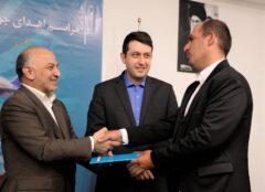 از جاری شدن اشک شوق برنده زنجانی تا باور نکردن برنده شدن شهروند ایلامی / جوایز برندگان جشنواره عید تا عید بیمه دی اهدا شد