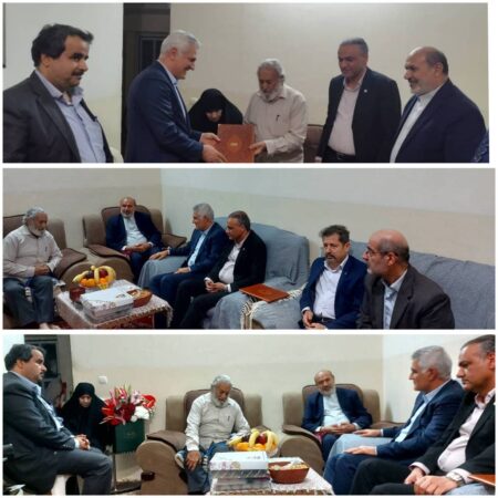 حضور دکتر شیری مدیر عامل پست بانک ایران، هیات همراه و مدیر کل بنیاد شهید استان بوشهر در منزل خانواده شهید مهدی خادم پیر حضور دکتر شیری مدیر عامل پست بانک ایران، هیات همراه و مدیر کل بنیاد شهید استان بوشهر در منزل خانواده شهید مهدی خادم پیر