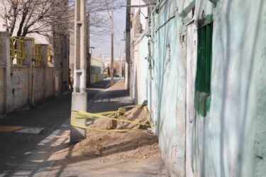 جابجایی و رفع معارض پایه‌های برق مزاحم در محله شهید هرندی منطقه ۱۲