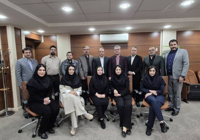 نشست صمیمی مدیران روابطعمومی گروه توسعه معادن و فلزات بهمناسبت هفته ارتباطات نشست صمیمی مدیران روابطعمومی گروه توسعه معادن و فلزات بهمناسبت هفته ارتباطات