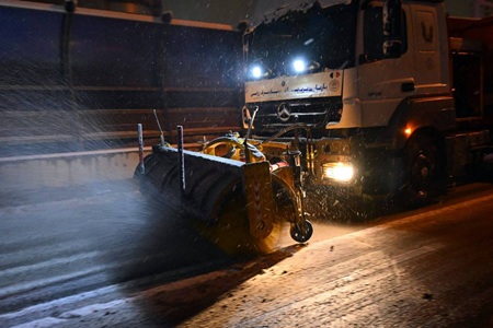 ۲۵۰۰ تن شن مخصوص در معابر منطقه یک پخش شد